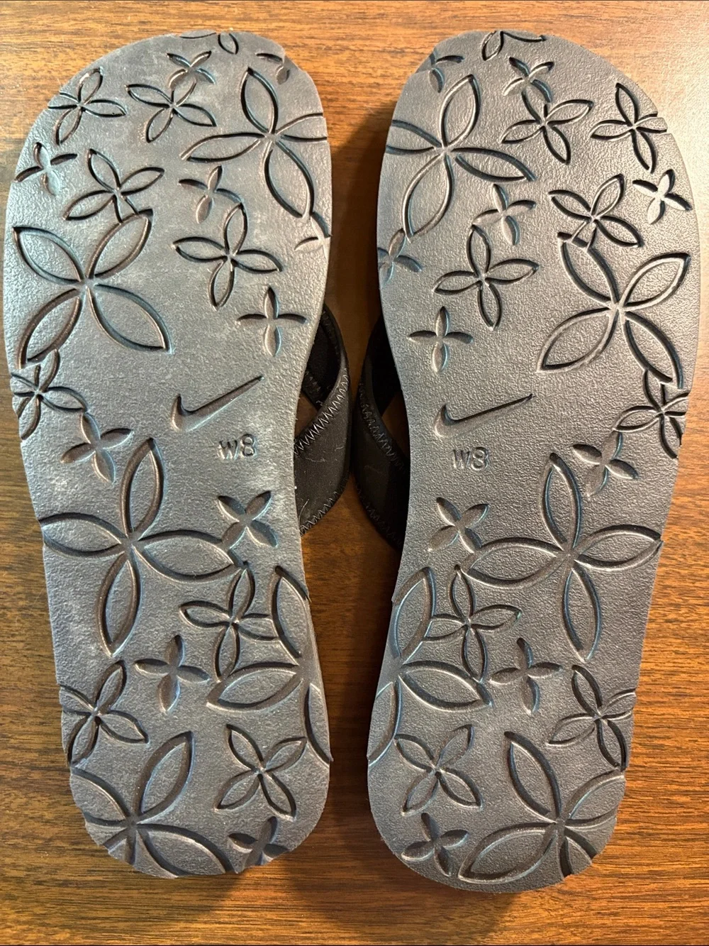 Women’s Nike flip flops - like new